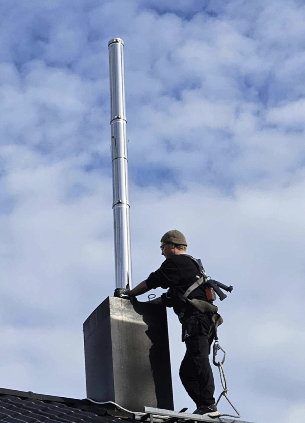 Montør fra Piperehabilitering AS arbeider på tak